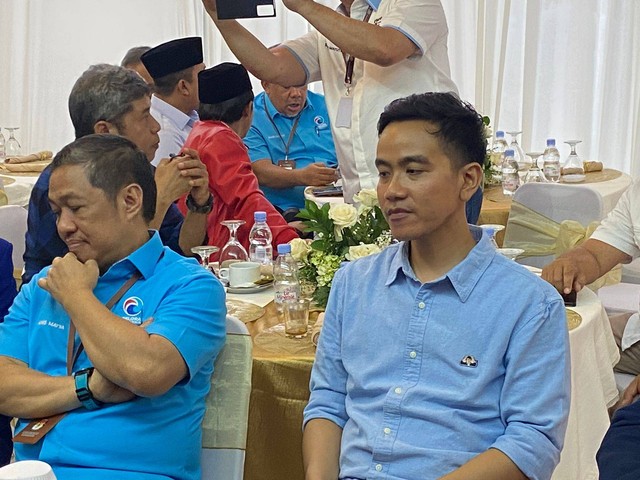 Gibran Rakabuming Raka Memukau dengan Pin Meme Jackie Chan di Pengundian Nomor Urut
