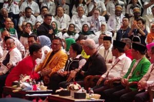 Kaesang Berlutut Hampiri Megawati di Pengundian Nomor Urut Calon Presiden