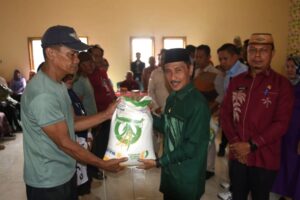 Bupati Gorontalo Sumbangkan 315 Ton Beras ke Desa Motilango