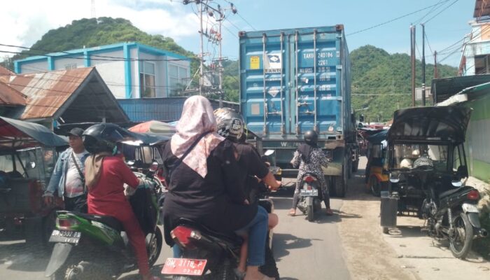 Truk Kontainer Melintasi Pasar Kampung Bugis, Warga Minta Dishub Tidak Hanya Bekerja di Balik Meja