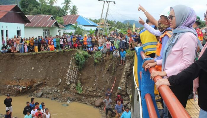 Bupati Bone Bolango Tinjau Langsung Jembatan Monano yang Amblas Akibat Banjir