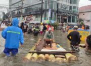 Banjir Gorontalo, Warga Kreatif Buat Rakit Darurat dari Pohon Pisang