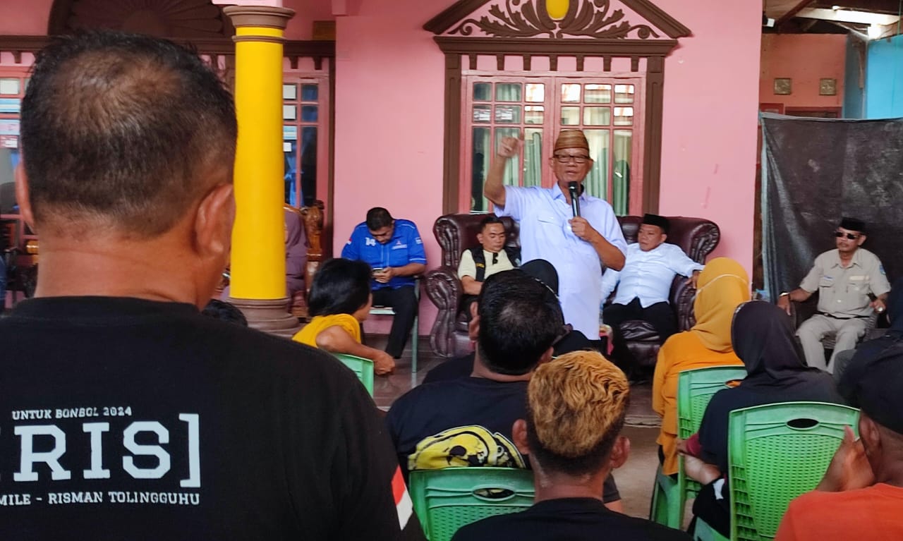 Pasangan IRIS saat melakukan penguatan tim pemenangan di wilayah Bone Pesisir, Kabupaten Bone Bolango, Sabtu (13/9/2024). (Foto : Dok)