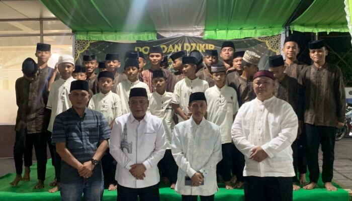 Bapaslon Gubernur dan Wakil Gubernur Gorontalo, Nelson - Kris saat menyelenggarakan Doa dan Dzikir bersama anak Yatim Piatu di Kota Gorontalo, Minggu (15/09/2024).(Foto: Randa/Komparasi.id)