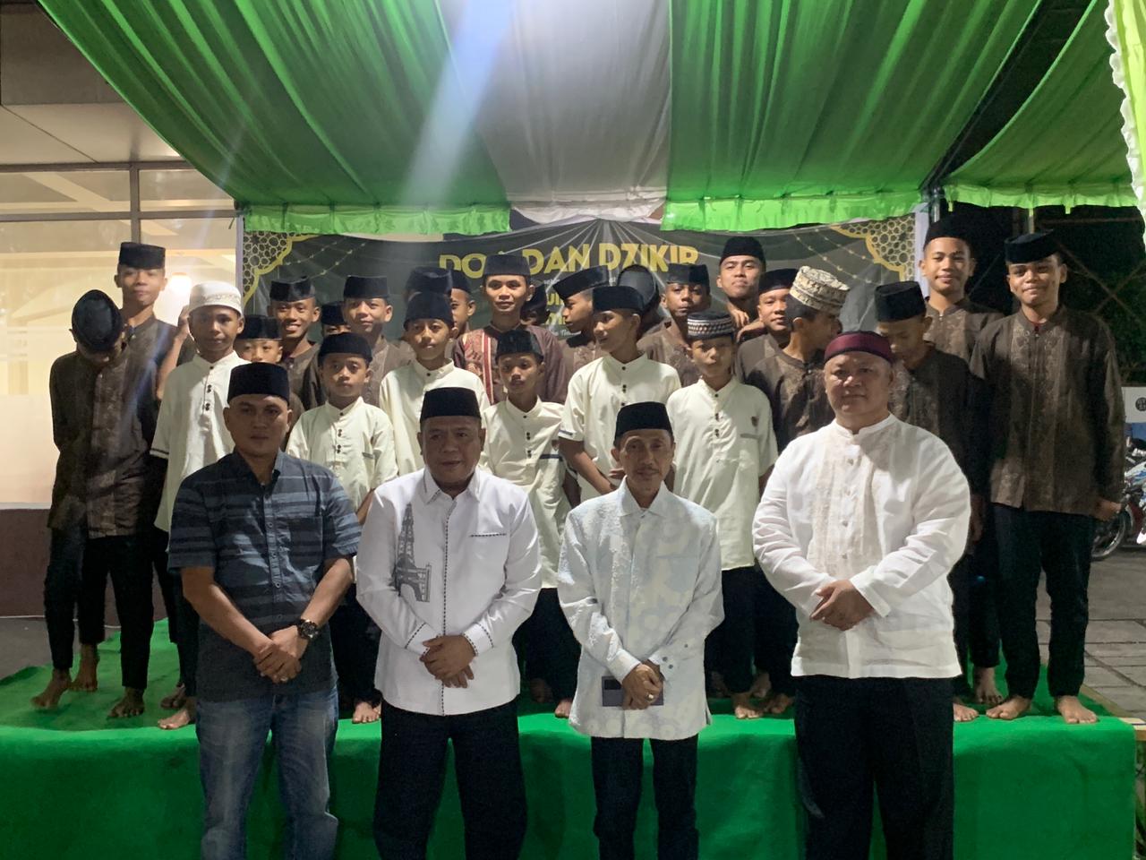 Bapaslon Gubernur dan Wakil Gubernur Gorontalo, Nelson - Kris saat menyelenggarakan Doa dan Dzikir bersama anak Yatim Piatu di Kota Gorontalo, Minggu (15/09/2024).(Foto: Randa/Komparasi.id)
