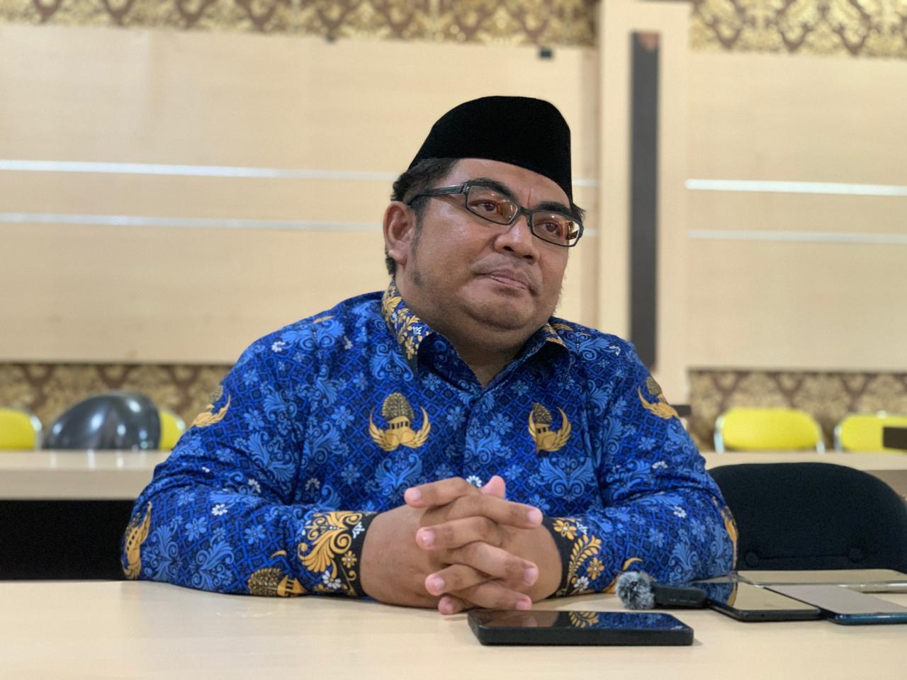 Wakasek Kesiswaan Zulkarnain Tanipu saat memberikan mengklarifikasi terkait pernyataan yang menjadi polemik di masyarakat, bertempat di SMKN 1 Kota Gorontalo (17/09/2024). (Foto : Randa/Komparasi.id)