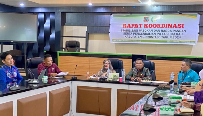 Sekretaris Daerah (Sekda) Haris Tome saat memimpin rapat pembahasan Stabilisasi pangan dan distribusi LPG bersubsidi, Kamis (19/09/2024). (Foto: Humas)