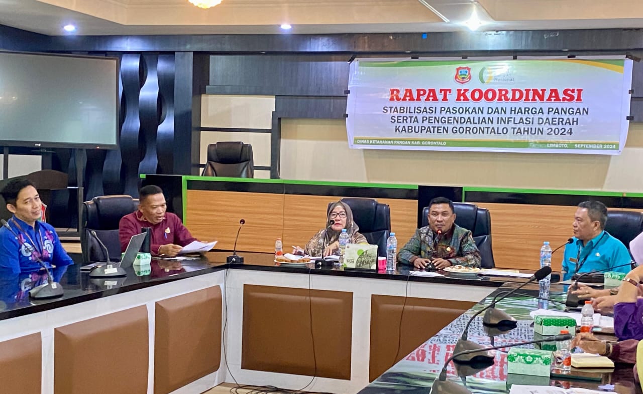 Sekretaris Daerah (Sekda) Haris Tome saat memimpin rapat pembahasan Stabilisasi pangan dan distribusi LPG bersubsidi, Kamis (19/09/2024). (Foto: Humas)