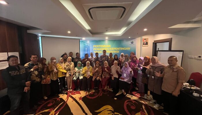 Suasana foto bersama di sela-sela Pertemuan Pemangku Kepentingan Tingkat Provinsi terkait Program Transformasi Perpustakaan Berbasis Inklusi Sosial Tahun 2024.(Foto : Dok.)
