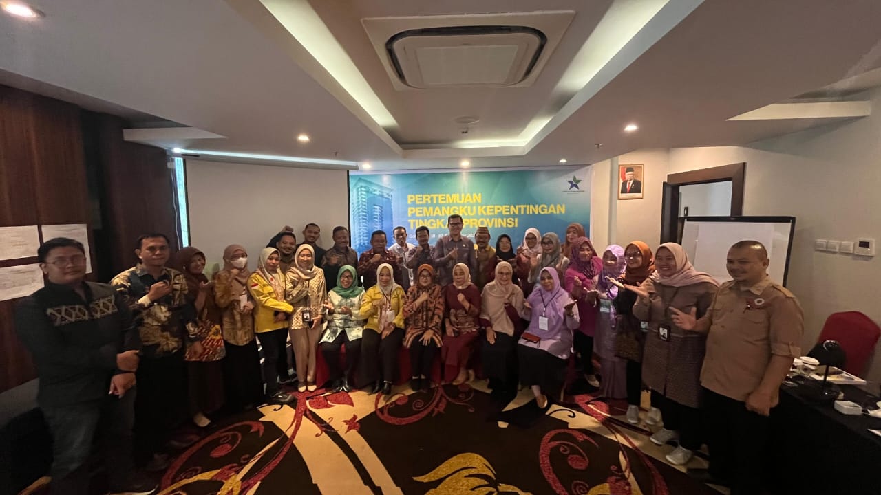 Suasana foto bersama di sela-sela Pertemuan Pemangku Kepentingan Tingkat Provinsi terkait Program Transformasi Perpustakaan Berbasis Inklusi Sosial Tahun 2024.(Foto : Dok.)