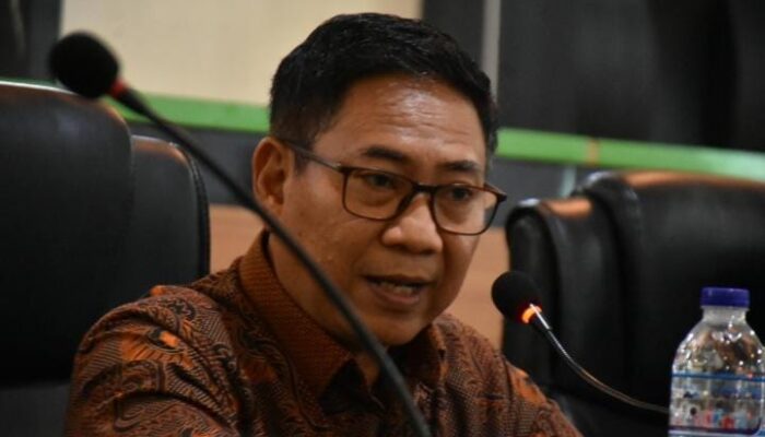 Penjabat Bupati Gorontalo, Sukri Botutihe dalam rapat pimpinan di Ruang Madani, Kantor Bupati Gorontalo, Kamis (26/9/2924). (Foto : Dok. Humas)