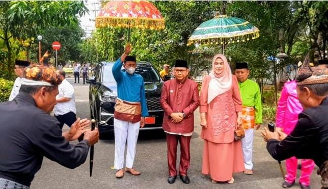 Penjabat Sementara (Pjs.) Bupati Gorontalo, Sukri Botutihe disambut dengan prosesi adat Mopotilolo di Rumah Dinas Bupati Gorontalo pada Rabu (25/9/2024). (Foto : Dok. Humas)