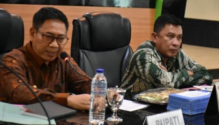Pjs Bupati Gorontalo, Sukri Botutihe didampingi Pj Sekretaris Daerah, Haris Tome saat memimpin rapat di Kantor Bupati Gorontalo, Kamis (26/9/2024). (Foto : Dok. Humas)