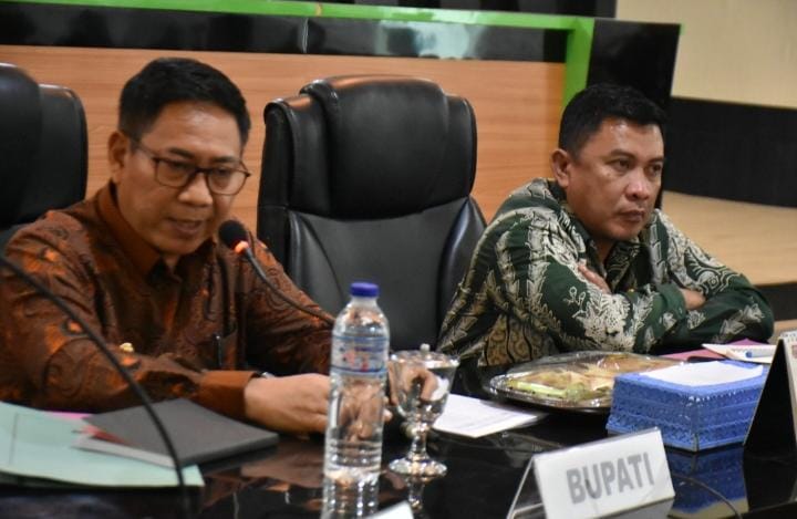 Pjs Bupati Gorontalo, Sukri Botutihe didampingi Pj Sekretaris Daerah, Haris Tome saat memimpin rapat di Kantor Bupati Gorontalo, Kamis (26/9/2024). (Foto : Dok. Humas)