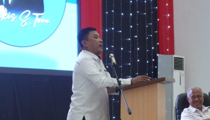 Pj. Sekretaris Daerah Kabupaten Gorontalo, Haris Tome saat membuka Bimbingan Teknis (Bimtek) bagi kepala sekolah SD dan SMP se-Kabupaten Gorontalo yang berlangsung di Ballroom ELL HAJJ Convention Center, Kota Gorontalo, Selasa (24/9/2024). (Foto : Dok. Humas)