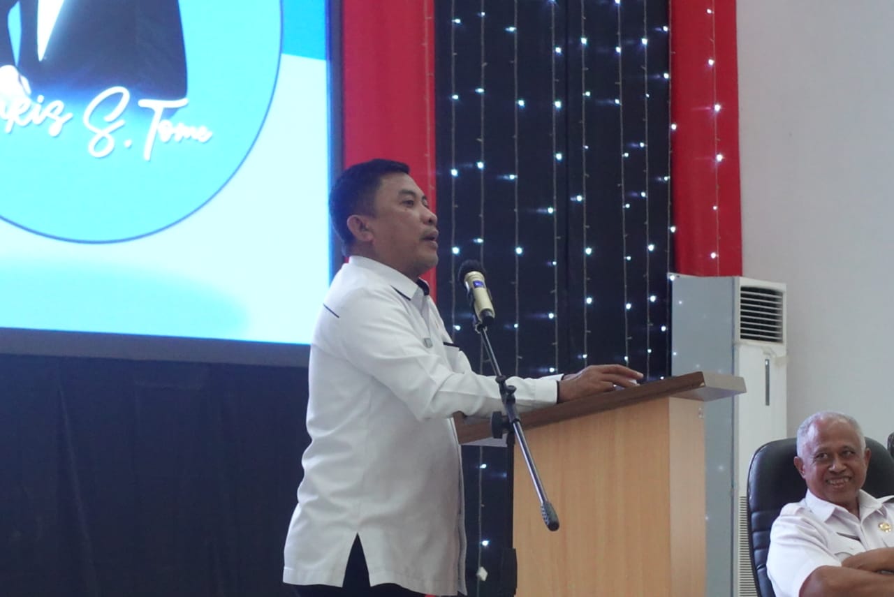 Pj. Sekretaris Daerah Kabupaten Gorontalo, Haris Tome saat membuka Bimbingan Teknis (Bimtek) bagi kepala sekolah SD dan SMP se-Kabupaten Gorontalo yang berlangsung di Ballroom ELL HAJJ Convention Center, Kota Gorontalo, Selasa (24/9/2024). (Foto : Dok. Humas)