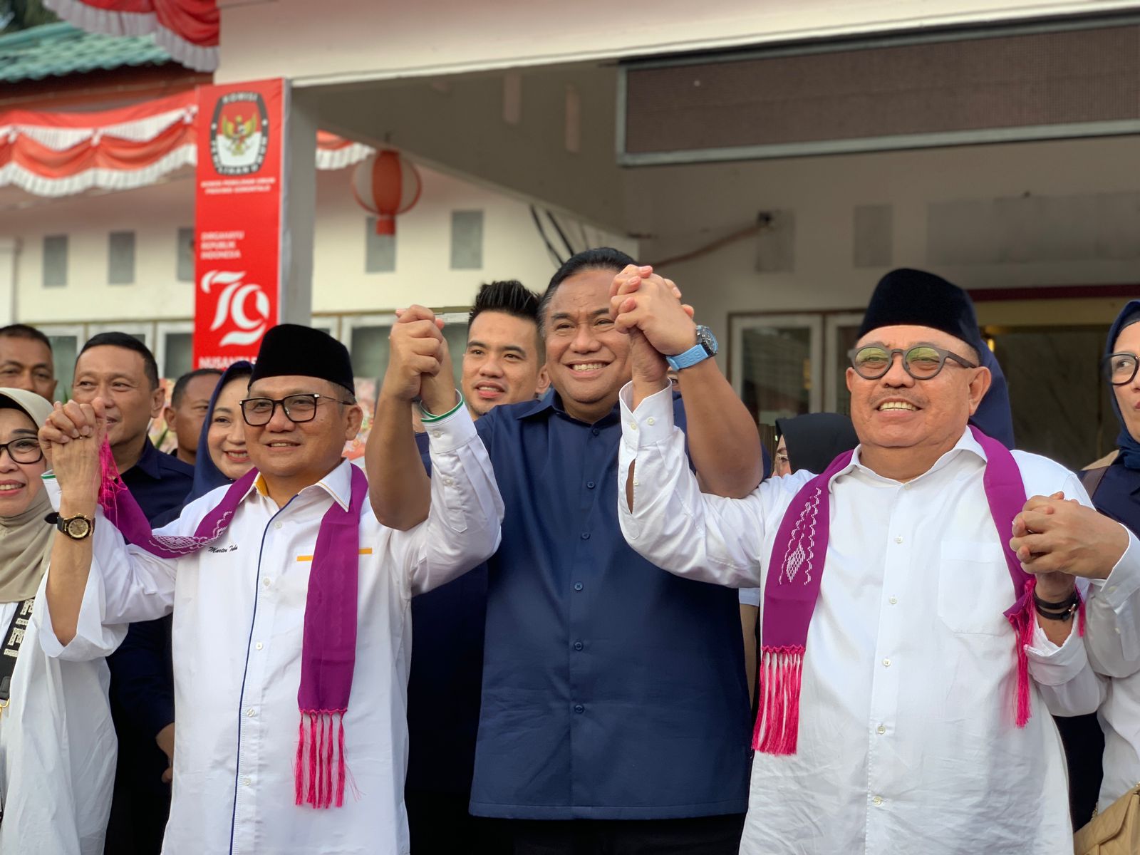 Rachmat Gobel (tengah) bersama Tonny Uloli dan Marten Taha saat mendaftar ke KPU Provinsi Gorontalo pada Sabtu (07/9/2024). (Foto Randa/Komparasi.id)