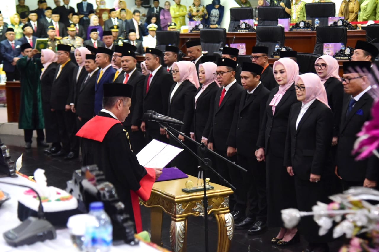 Suasana prosesi pelantikan 44 Anggota DPRD Provinsi Gorontalo periode 2024 - 2029, Bertempat di ruang sidang DPRD Provinsi Gorontalo, Senin (09/09/2024).(Foto: Dok. Diskominfotik)