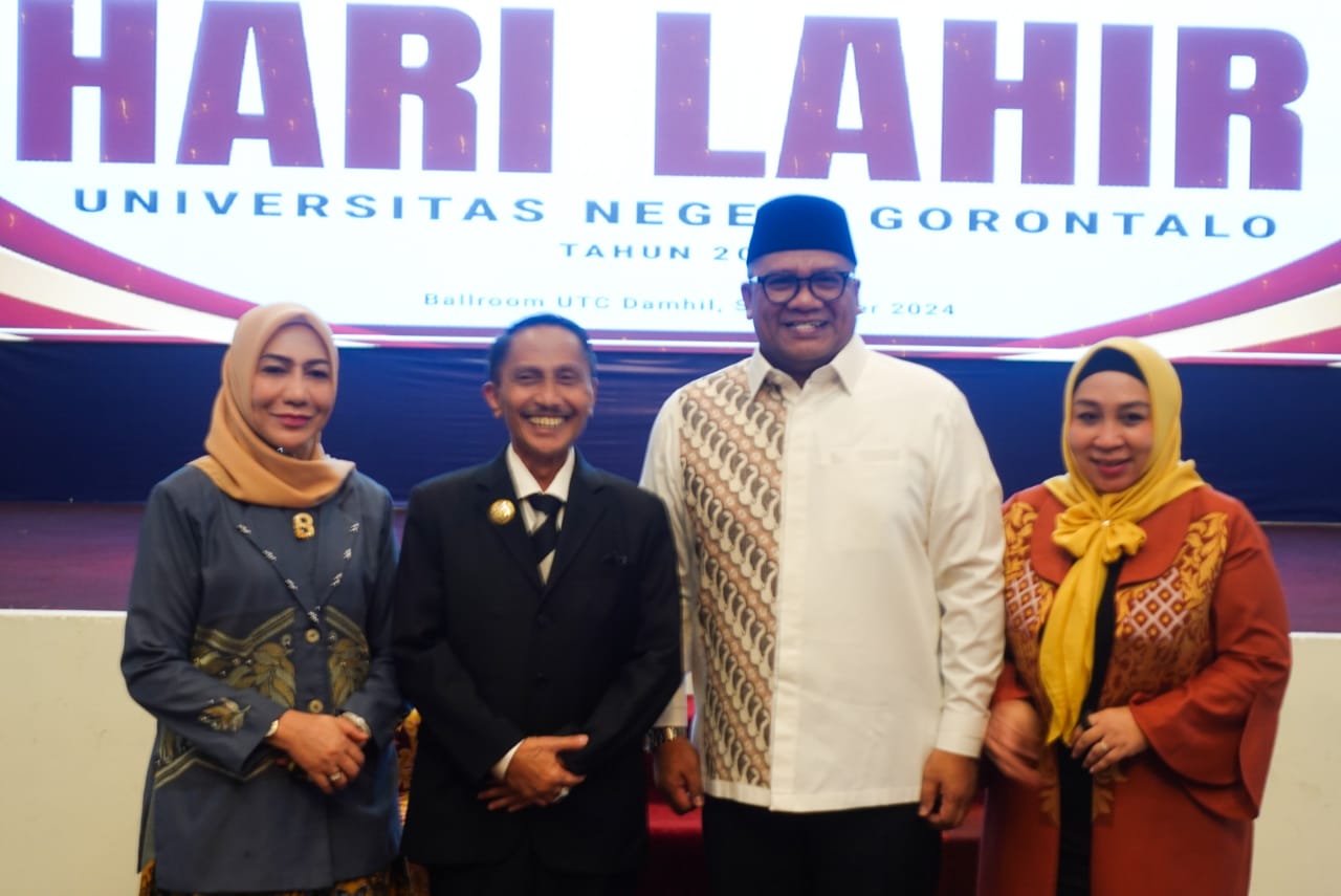 Bupati Nelson (Tengah Kiri) bersama istri saat foto bersama Rektor UNG Eduart Wolok (Tengah kanan) yang juga bersama istri. (Foto: Dok. Kominfo Kabgor)