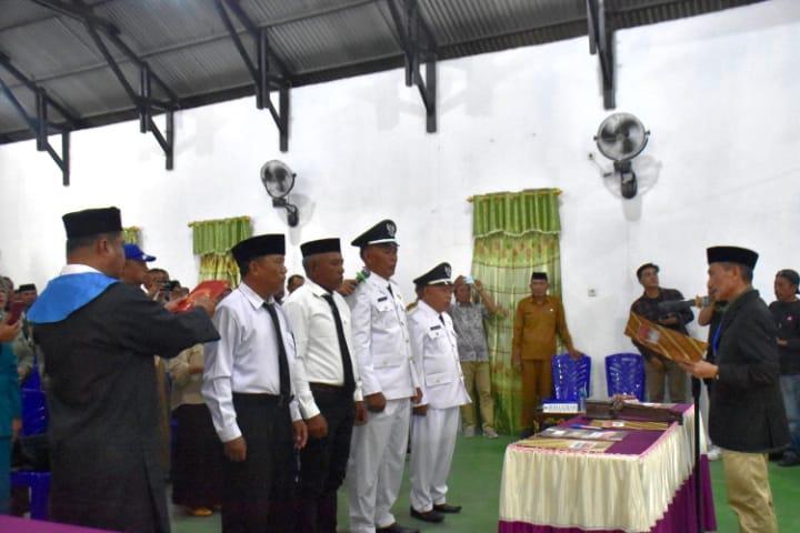 Nelson Pomalingo saat melantik Dua Pejabat Kepala Desa PAW dan Anggota BPD di Aula Kantor Desa Ilohungayo, Selasa (10/09/2024). (Foto : Humas)
