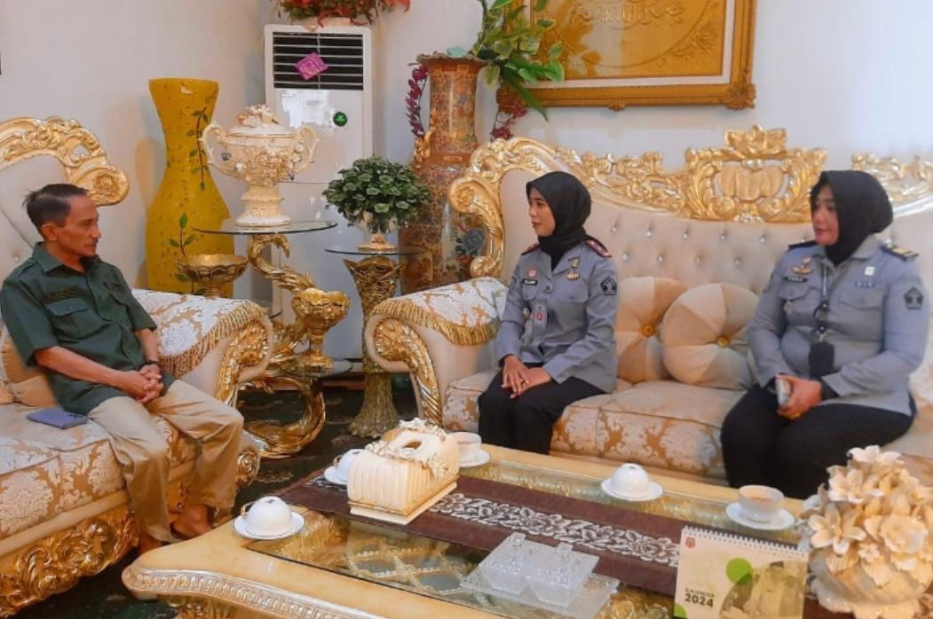 Bupati Nelson Pomalingo saat menerima kunjungan Kalapas Perempuan Kelas III Gorontalo, Bertempat di Rumah Dinas Bupati Gorontalo, Selasa (10/09/2024). (Foto : Humas)