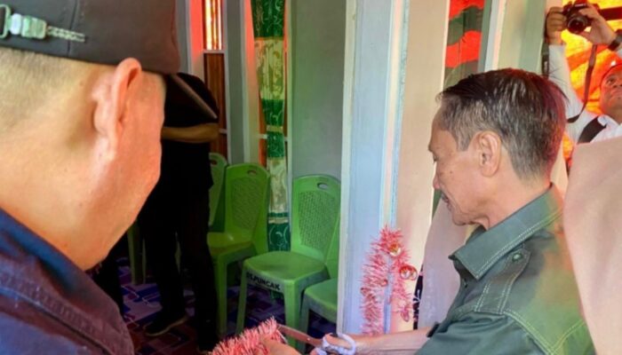Bupati Gorontalo, Nelson Pomalingo saat meresmikan Rumah Layak Huni (Mahyani) di Desa Puncak, Kecamatan Pulubala, Selasa (10/09/2024). (Foto : Humas)