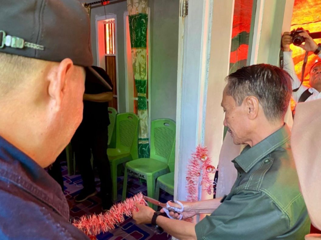 Bupati Gorontalo, Nelson Pomalingo saat meresmikan Rumah Layak Huni (Mahyani) di Desa Puncak, Kecamatan Pulubala, Selasa (10/09/2024). (Foto : Humas)