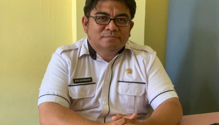Wakasek Kesiswaan SMK Negeri 1 Kota Gorontalo,Zulkarnain Tanipu, saat ditemui di sekolah, Rabu (11/09/2024). (Foto : Randa/ Komparasi.id)