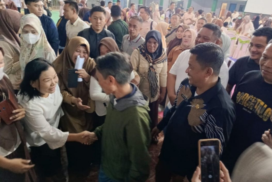 Bupati Gorontalo Nelson Pomalingo bertemu para tenaga honorer saat membuka kegiatan sosialisasi penerimaan PPPK Tahun 2024 yang berlangsung di GOR David-Tonny Sport Center Limboto pada Jumat (20/09/2024). (Foto : Humas)