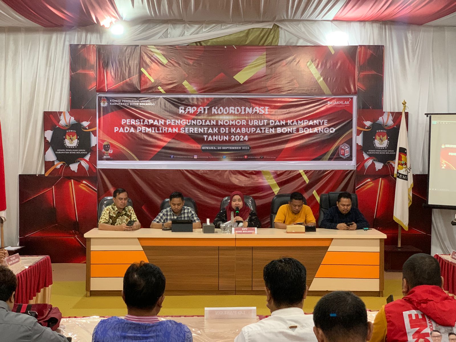 KPU Bone Bolango saat menggelar Rakor Persiapan pengundian nomor urut dan mekanisme kampanye di Aula Kantor KPU Bone Bolango, Jumat (20/09/2024). (Foto : Randa/Komparasi.id)