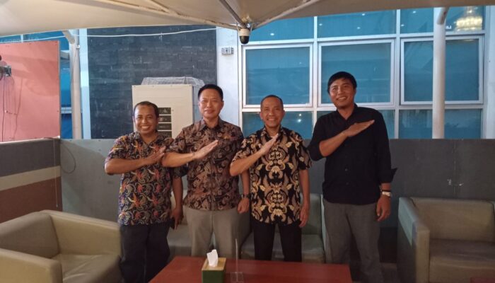 Suasana Foto bersama Kepala Dinas Tenaga Kerja, ESDM dan Transmigrasi Provinsi Gorontalo Wardoyo Mansur Pongoliu (Tengah Kanan) bersama Sekjen Perhimpunan Anak Transmigrasi Republik Indonesia (Tengah Kiri) usai membahas wilayah transmigrasi di Hotel Damhil, Jumat (20/09/2024).(Foto: Dok. Humas)