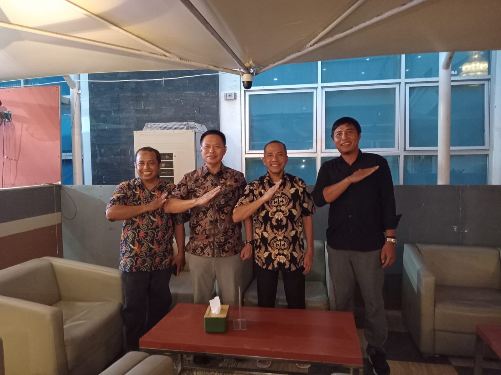 Suasana Foto bersama Kepala Dinas Tenaga Kerja, ESDM dan Transmigrasi Provinsi Gorontalo Wardoyo Mansur Pongoliu (Tengah Kanan) bersama Sekjen Perhimpunan Anak Transmigrasi Republik Indonesia (Tengah Kiri) usai membahas wilayah transmigrasi di Hotel Damhil, Jumat (20/09/2024).(Foto: Dok. Humas)