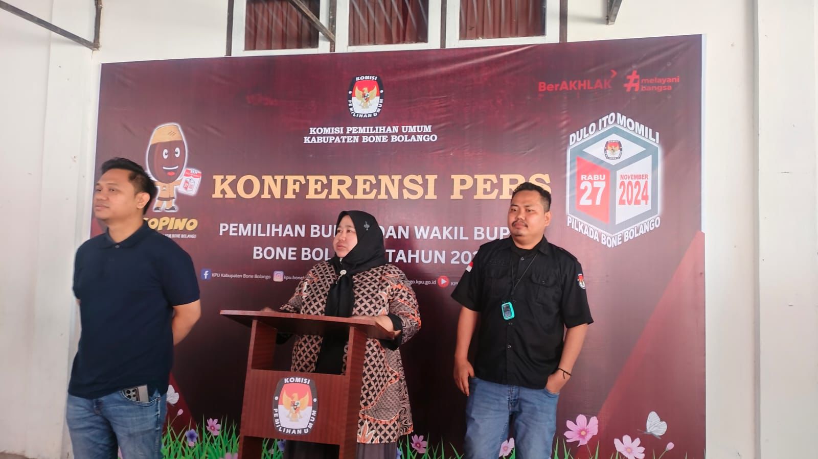 KPU Bone Bolango  saat menggelar konferensi Pers usai penetapan Pasangan Calon Bupati dan Wakil Bupati, Minggu (22/09/2024).(Foto : Ist.)