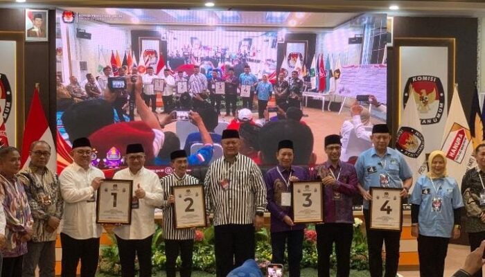 Empat Paslon Gubernur dan Wakil Gubernur usai mendapatkan Nomor Urut yang ditetapkan KPU Provinsi Gorontalo.(Foto : Randa/Komparasi.id)