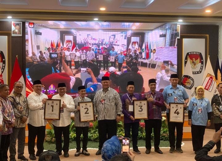 Empat Paslon Gubernur dan Wakil Gubernur usai mendapatkan Nomor Urut yang ditetapkan KPU Provinsi Gorontalo.(Foto : Randa/Komparasi.id)