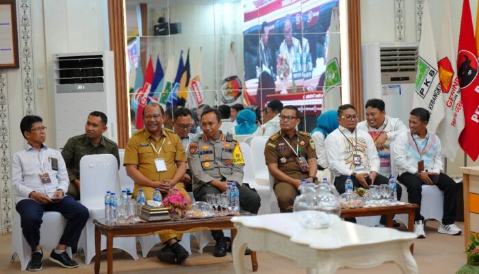 Ketua Bawaslu Provinsi Gorontalo, Idris Usuli saat menghadiri Rapat Pleno Terbuka Pengundian Nomor Urut Pasangan Calon Gubernur dan Wakil Gubernur Gorontalo tahun 2024 pada Senin (23/9/2024). (Foto : Dok. Bawaslu)