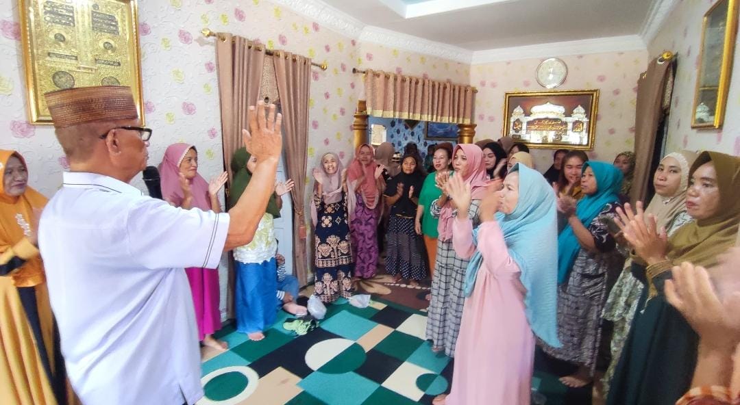 Calon Bupati Bone Bolango, Ismet Mile saaat melakukan kampanye blusukan. (Foto : Dok. Tim Pemenangan)
