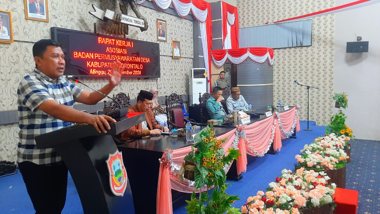 Pj Sekretaris Daerah Kabupaten Gorontalo, Haris Suparto Tome saat membuka rapat Kerja (Raker) I Asosiasi Permusyawaratan Desa (APD) yang berlangsung di Ruang Rapat Paripurna DPRD Kabupaten Gorontalo pada Minggu (29/09/2024). (Foto : Dok. Humas)