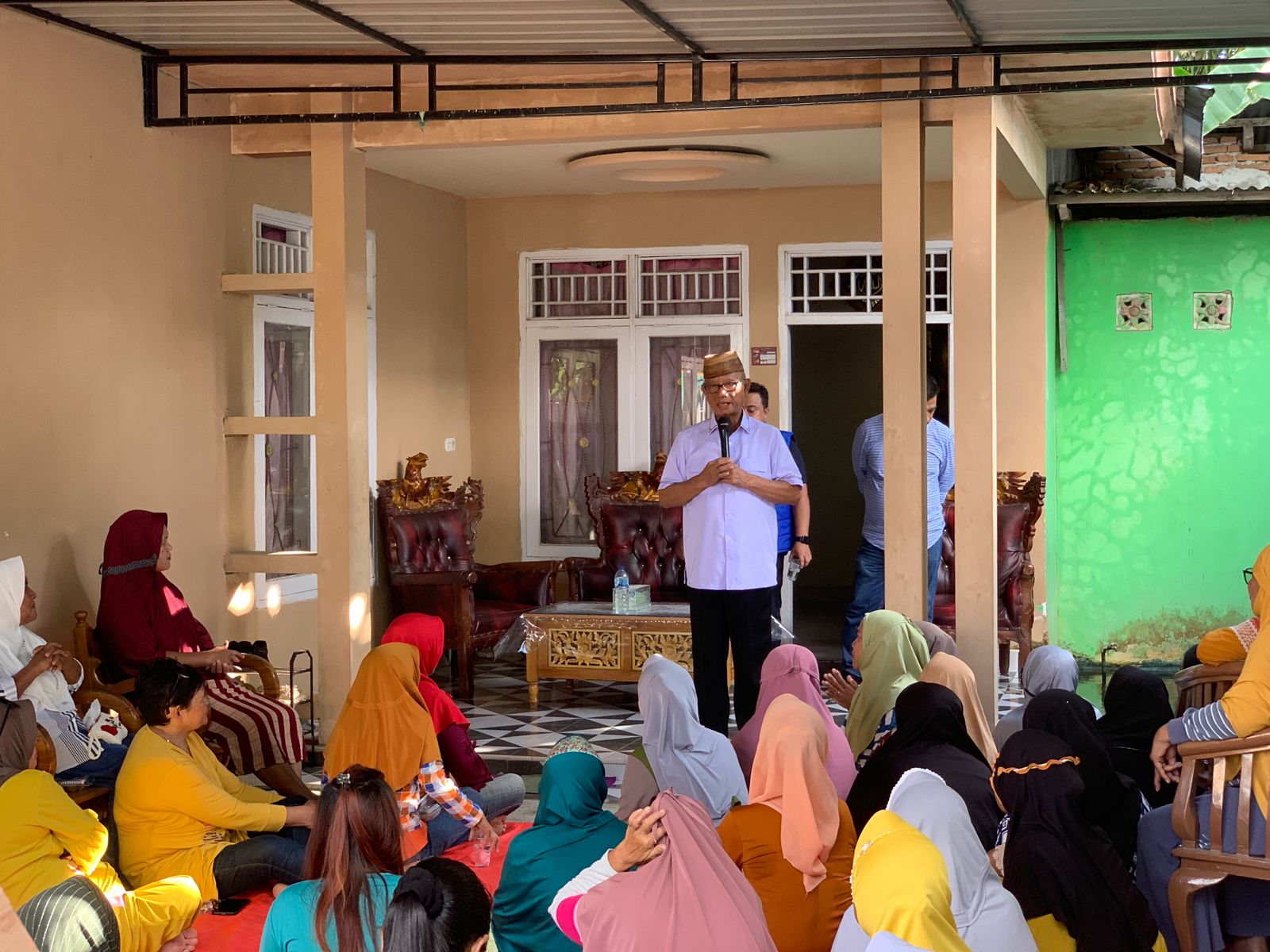 Ismet Mile saat kampanye blusukan di desa Talumopatu, Kecamatan Bulango Utara, Minggu (29/09/2024). (Foto : Randa/ Komparasi.id)