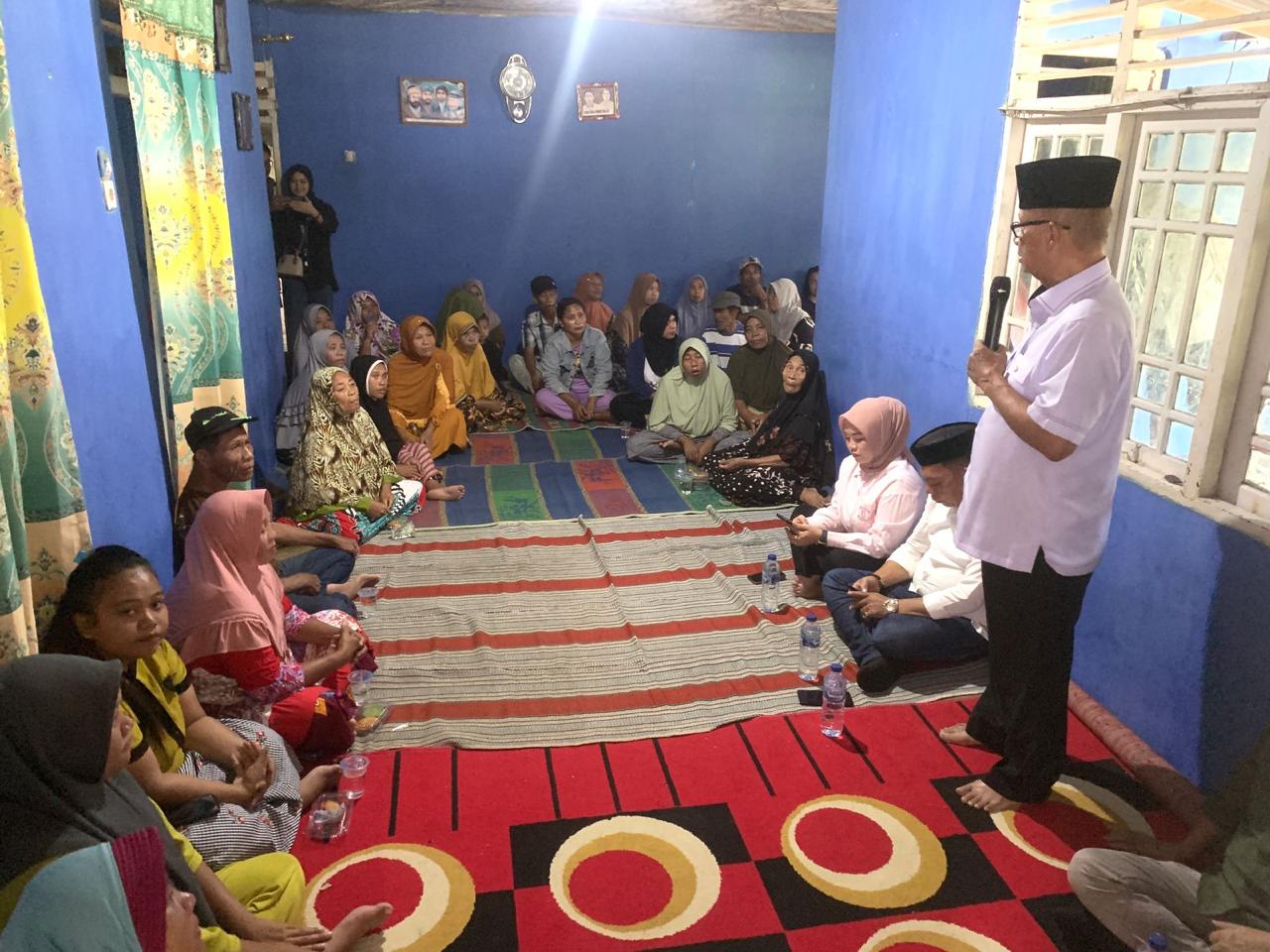 Pasangan IRIS saat bertemu masyarakat di desa Talulobutu, Kecamatan Tilongkabila, kabupaten Bone Bolango pada Kamis (26/09/2024). (Foto : Ist)