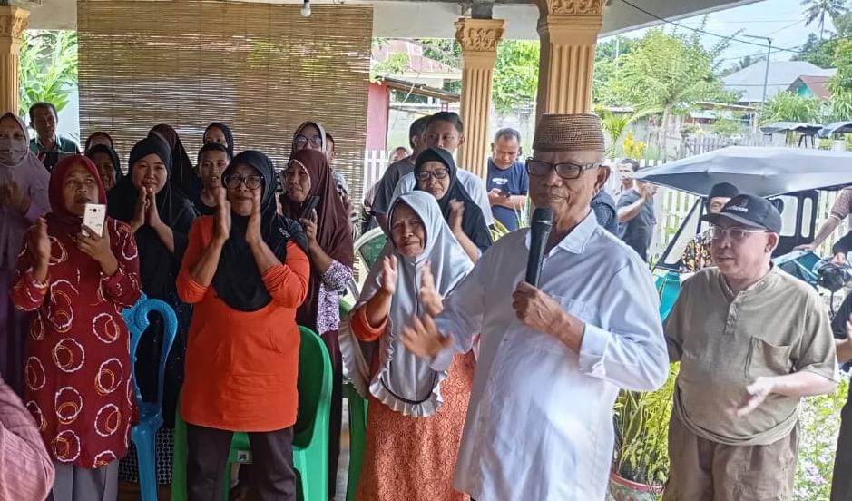 Ismet Mile saat bertemu masyarakat dalam kampanye blusukan di beberapa Desa yang ada Kecamatan Tapa pada Minggu (29/9/2024). (Foto : Ist.)