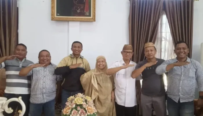 Suasana foto bersama Ismet Mile dan Nelayan Kabila Bone.(Foto : Dok)