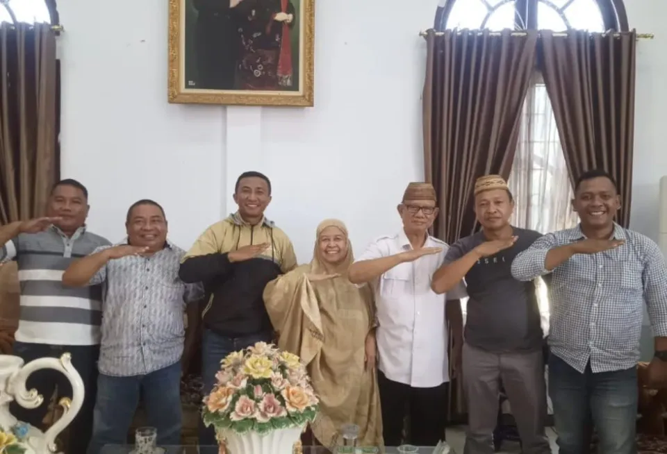Suasana foto bersama Ismet Mile dan Nelayan Kabila Bone.(Foto : Dok)