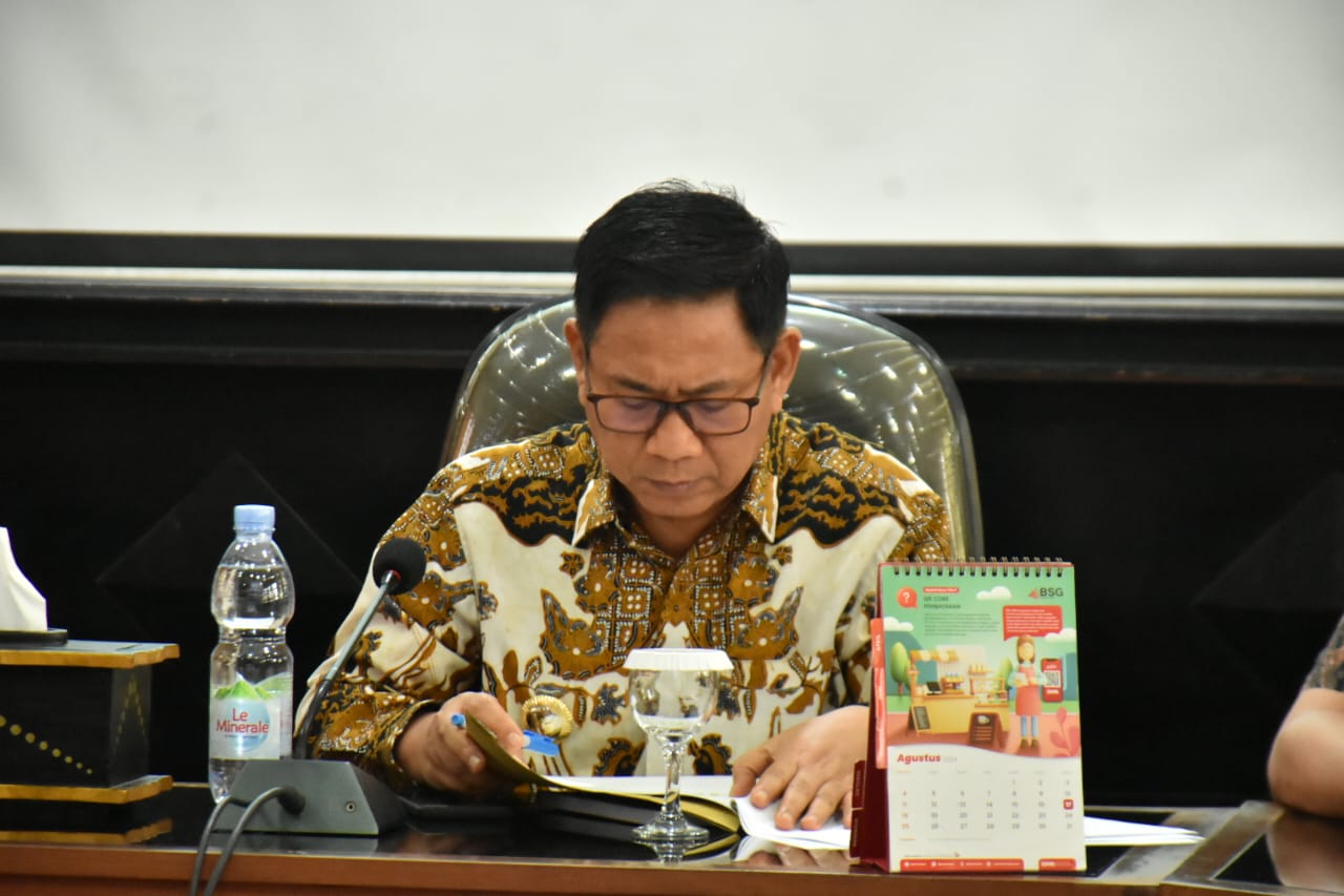 Pjs Bupati Gorontalo Syukri Botutihe saat menghadiri rapat Koordinasi pembahasan langkah konkret pengendalian Inflasi Di Daerah Tahun 2024 secara daring dengan BPS pusat kerjasama sensus ekonomi serta Kemendagri, Rabu (2/10/2024). (Foto : Dok. Humas)