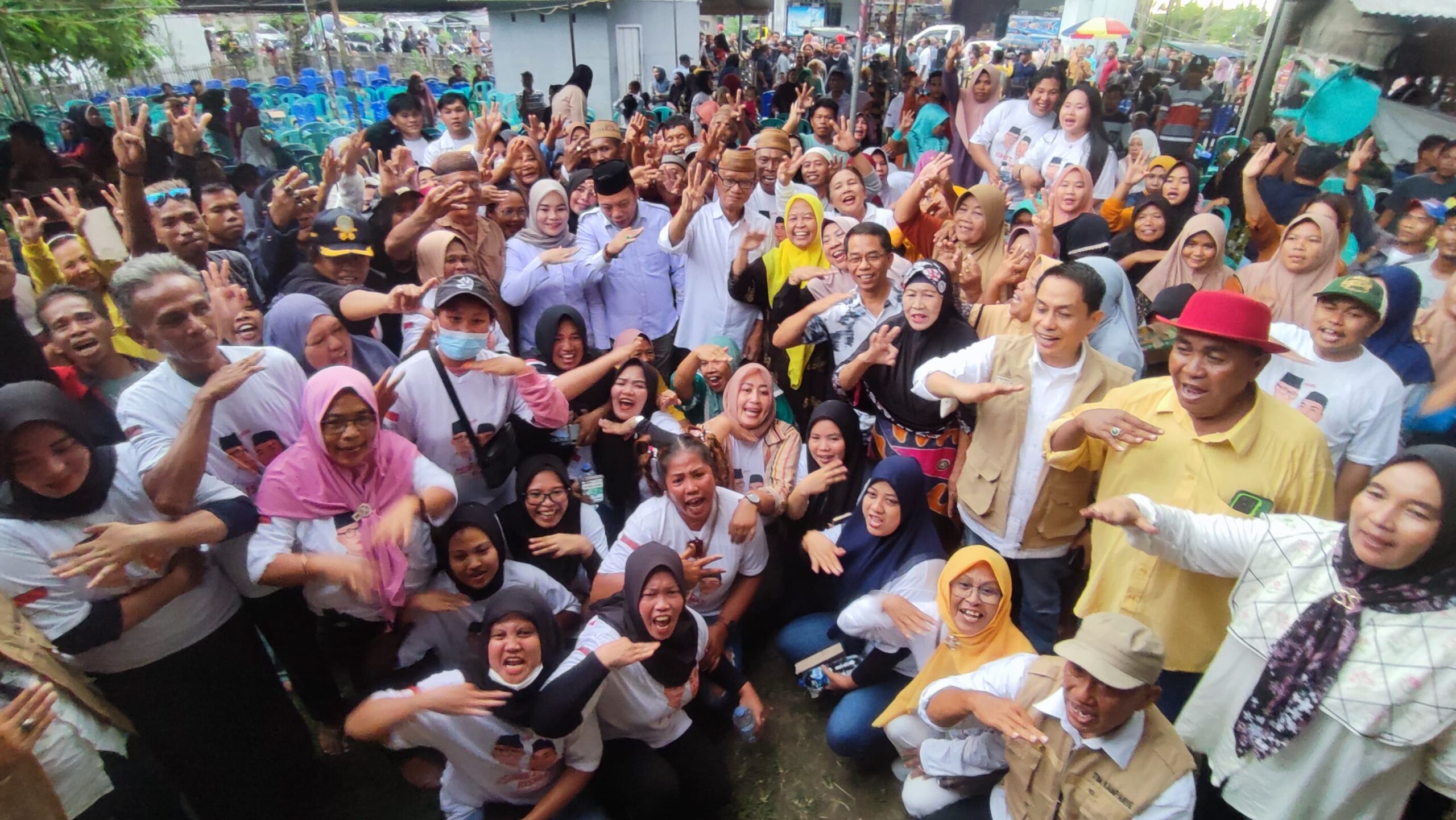 Keterangan : Paslon IRIS bersama warga Botutonuo.(Sumber: Media Center)