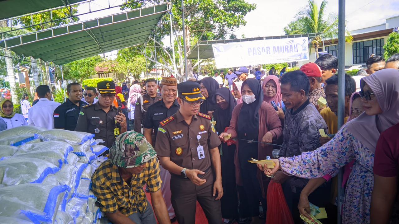 Keterangan Foto : Suasana pasar murah.(Randa/Komparasi.id)