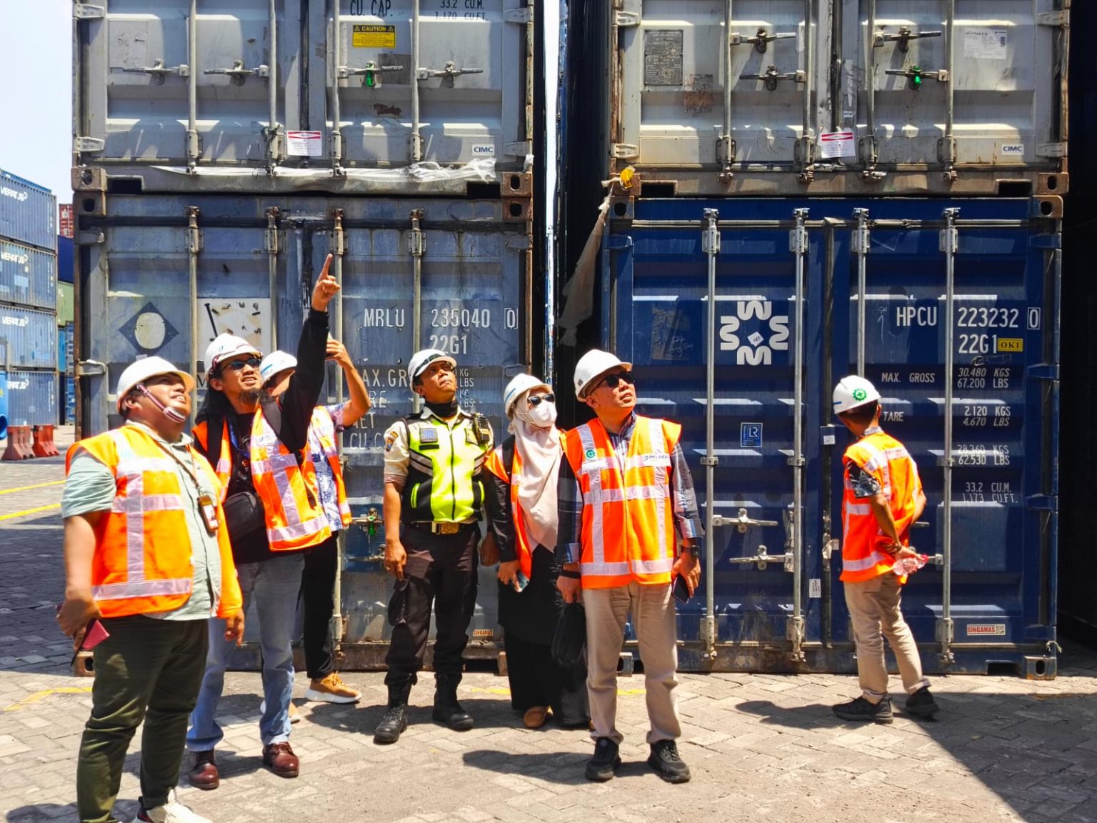 keterangan foto : Amin Abdullah, melakukan pengawasan terhadap logistik surat suara untuk Pemilihan Tahun 2024 di Pelabuhan Tanjung Perak
