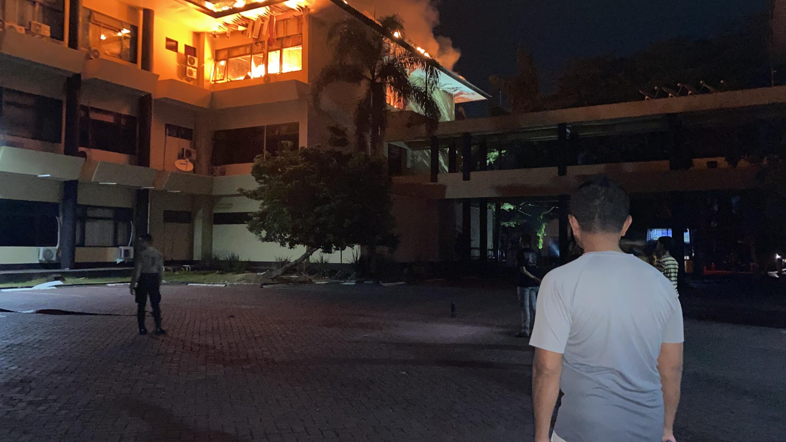 Keterangan Foto: Kapolda Gorontalo turut hadir di lokasi kebakaran
