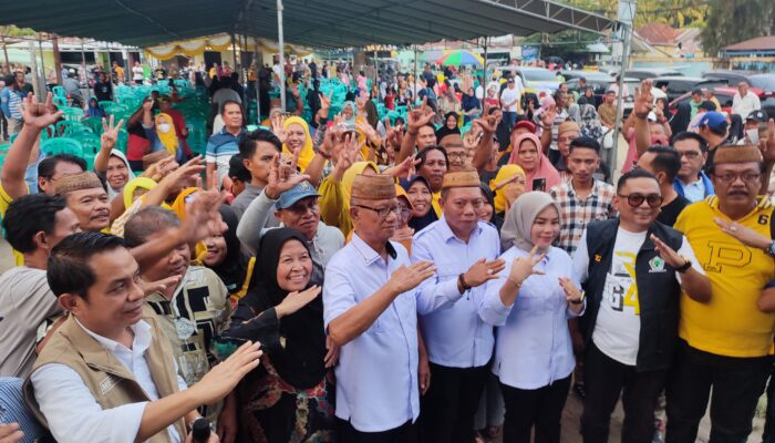 Keterangan Foto : Masyarakat antusias foto bersama paslon IRIS usai Kampanye.