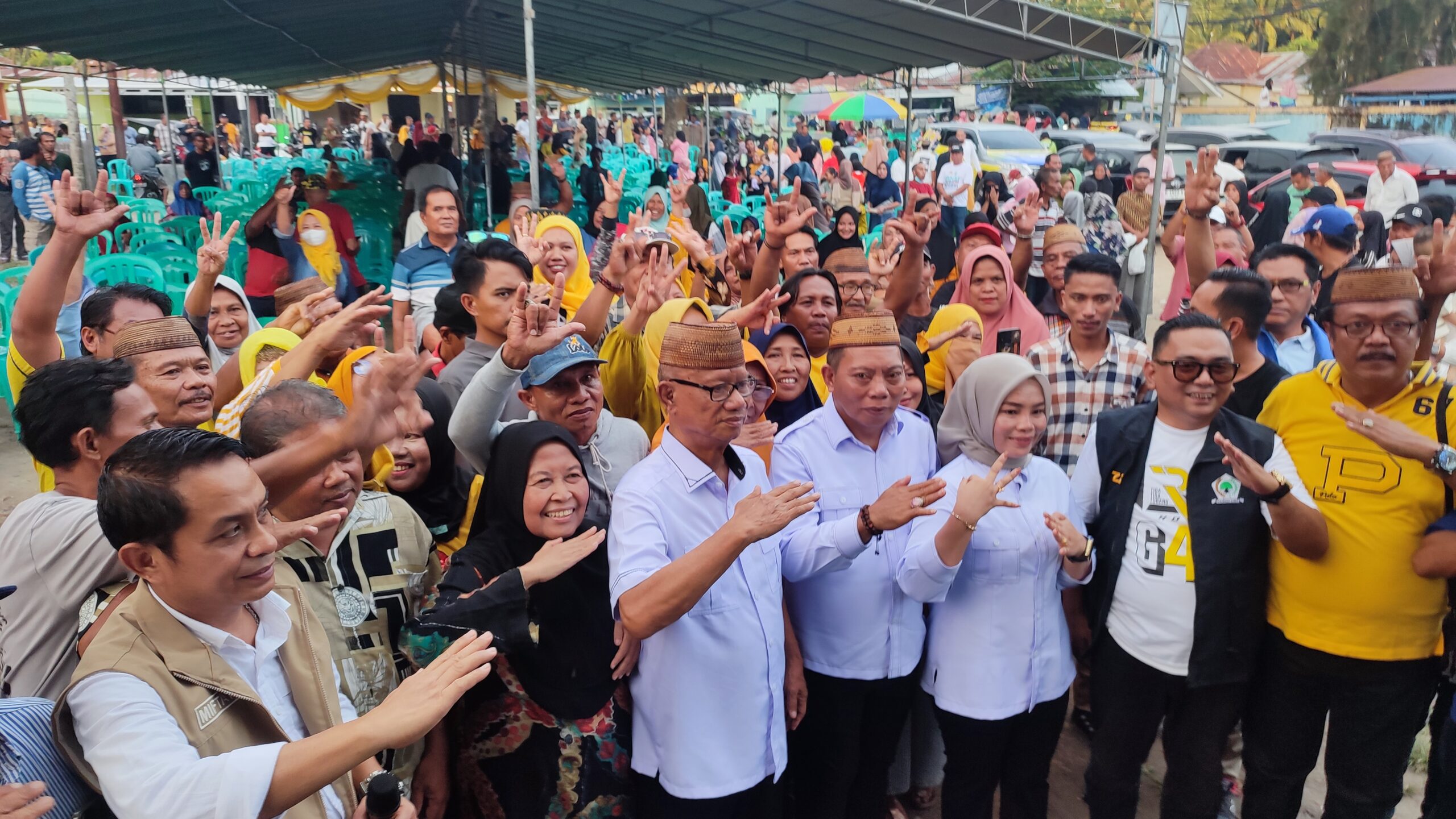 Keterangan Foto : Masyarakat antusias foto bersama paslon IRIS usai Kampanye. 